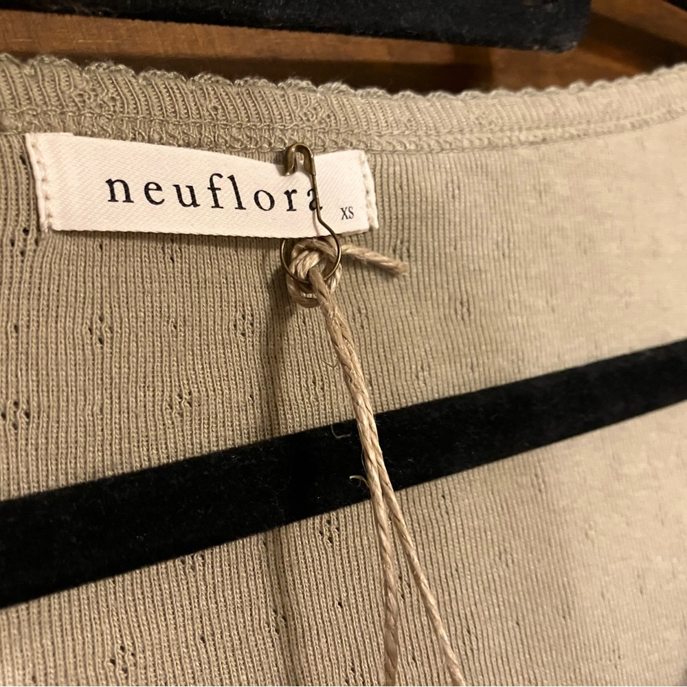 Neuflora Covington top in sage - Picture 6 of 9